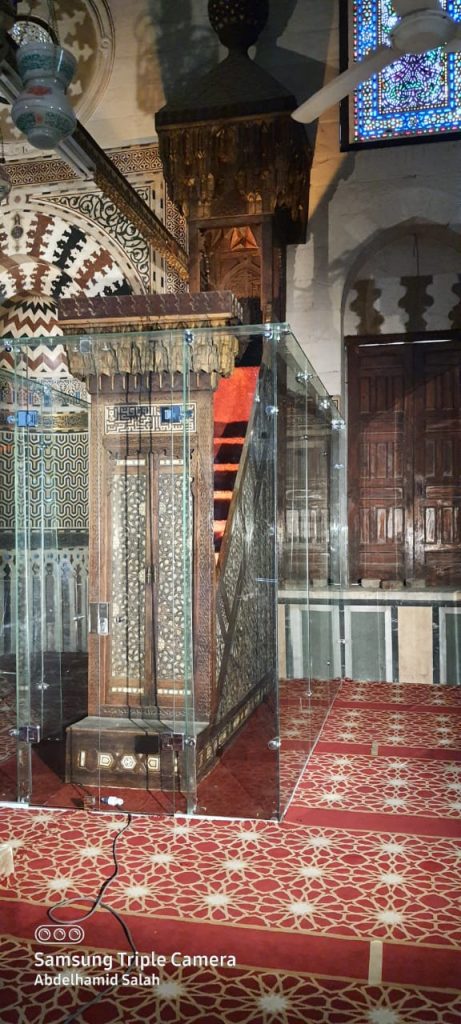 2 تركيب أول حاجز حماية شفاف حول منبر مسجد السلطان أبو العلا الأثرى
