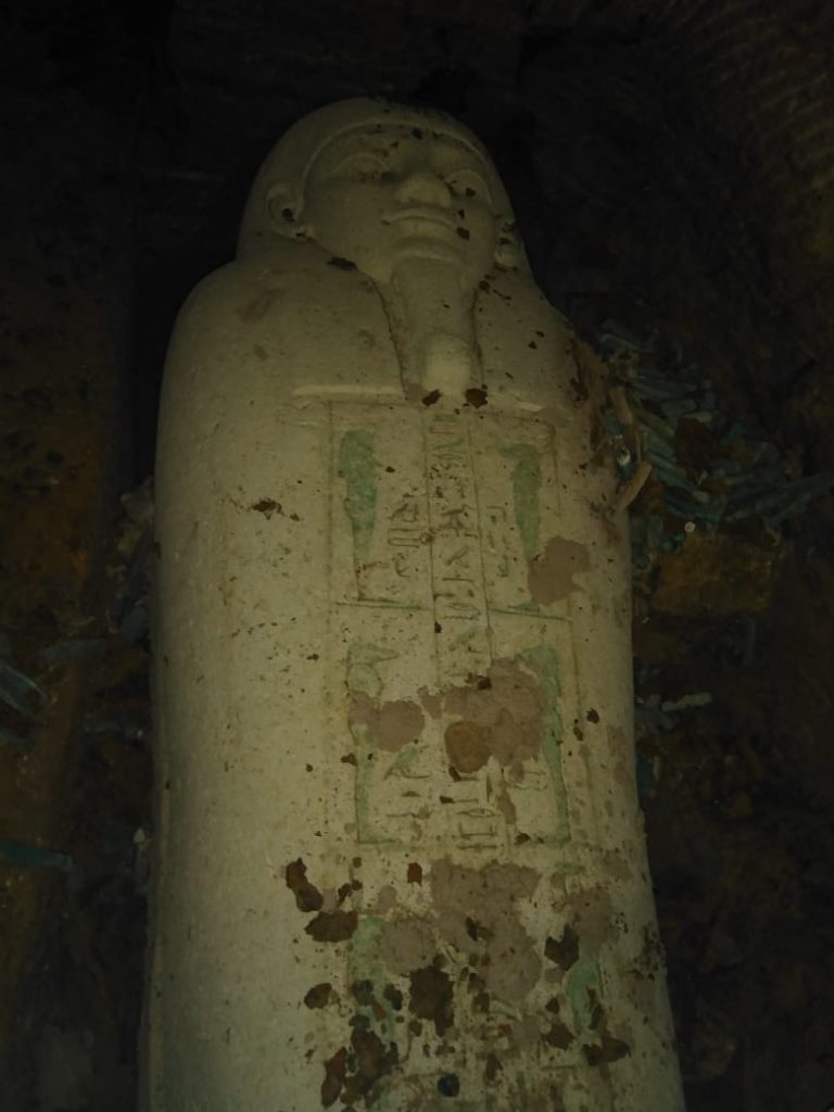 2 7 كشف أثري لتابوت حجري وتماثيل من الاوشابتي بمنطقة آثار الغريفة بالمنيا