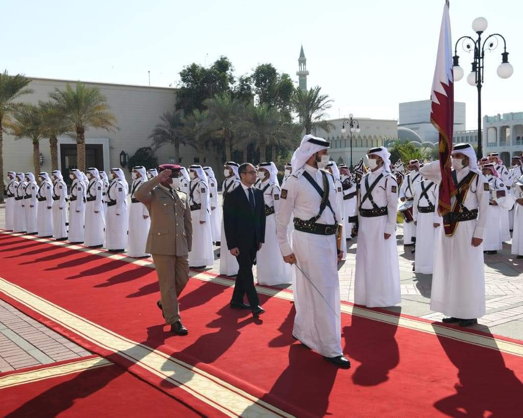 سفير مصر في الدوحة يقدم أوراق اعتماده إلى أمير قطر 