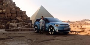 2023 FORD NewElectricExplorer 7 "فورد إكسبلورر الكهربائية"ستحيي ذكري رحلة أول لإمرأة تسافر حول العالم بالسيارة القديمة