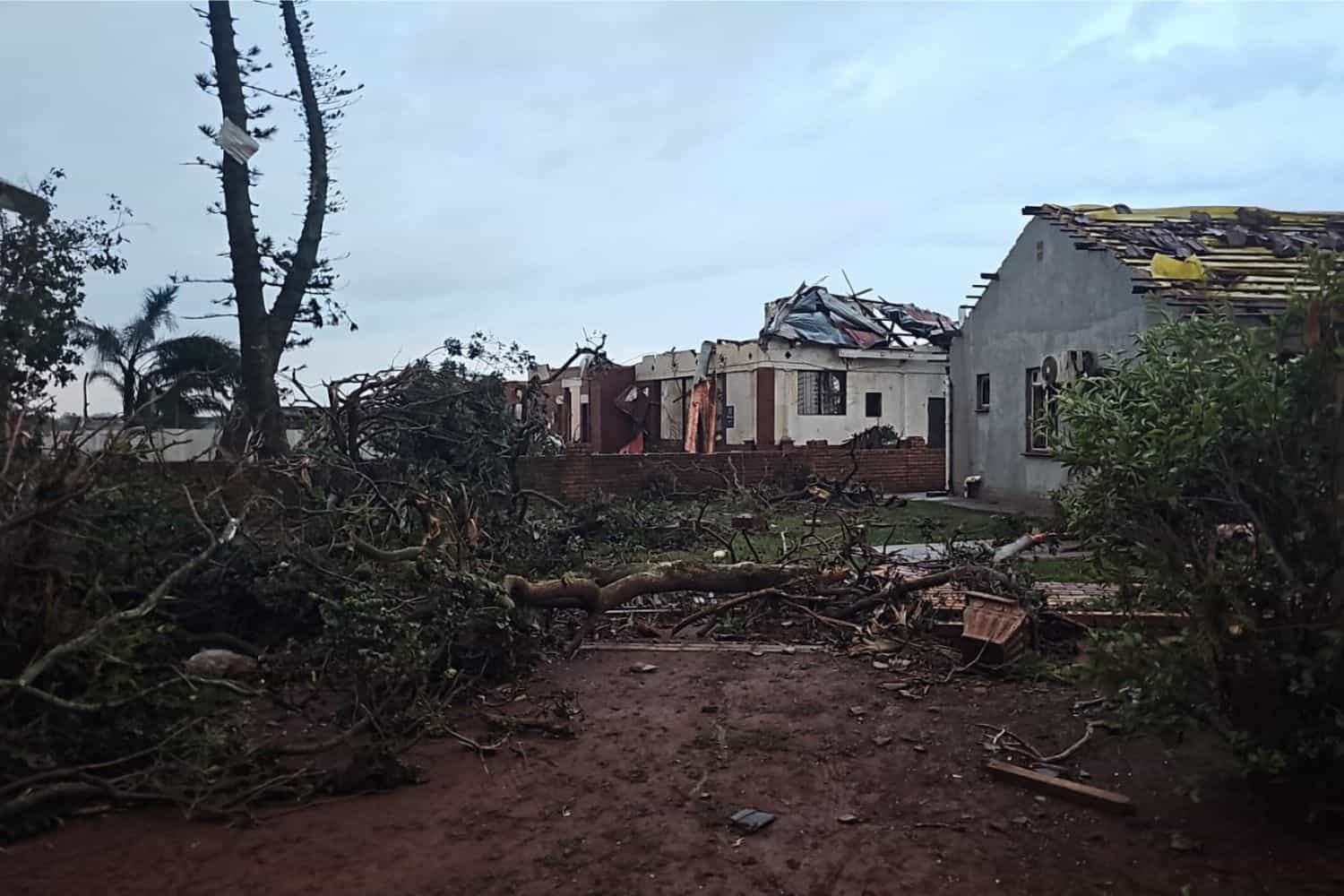 Tongaat tornado 1 جنوب أفريقيا : مصرع 10 أشخاص جراء الأمطار والفيضانات .. والأرصاد الجوية ترفع التحذير للمستوي السادس