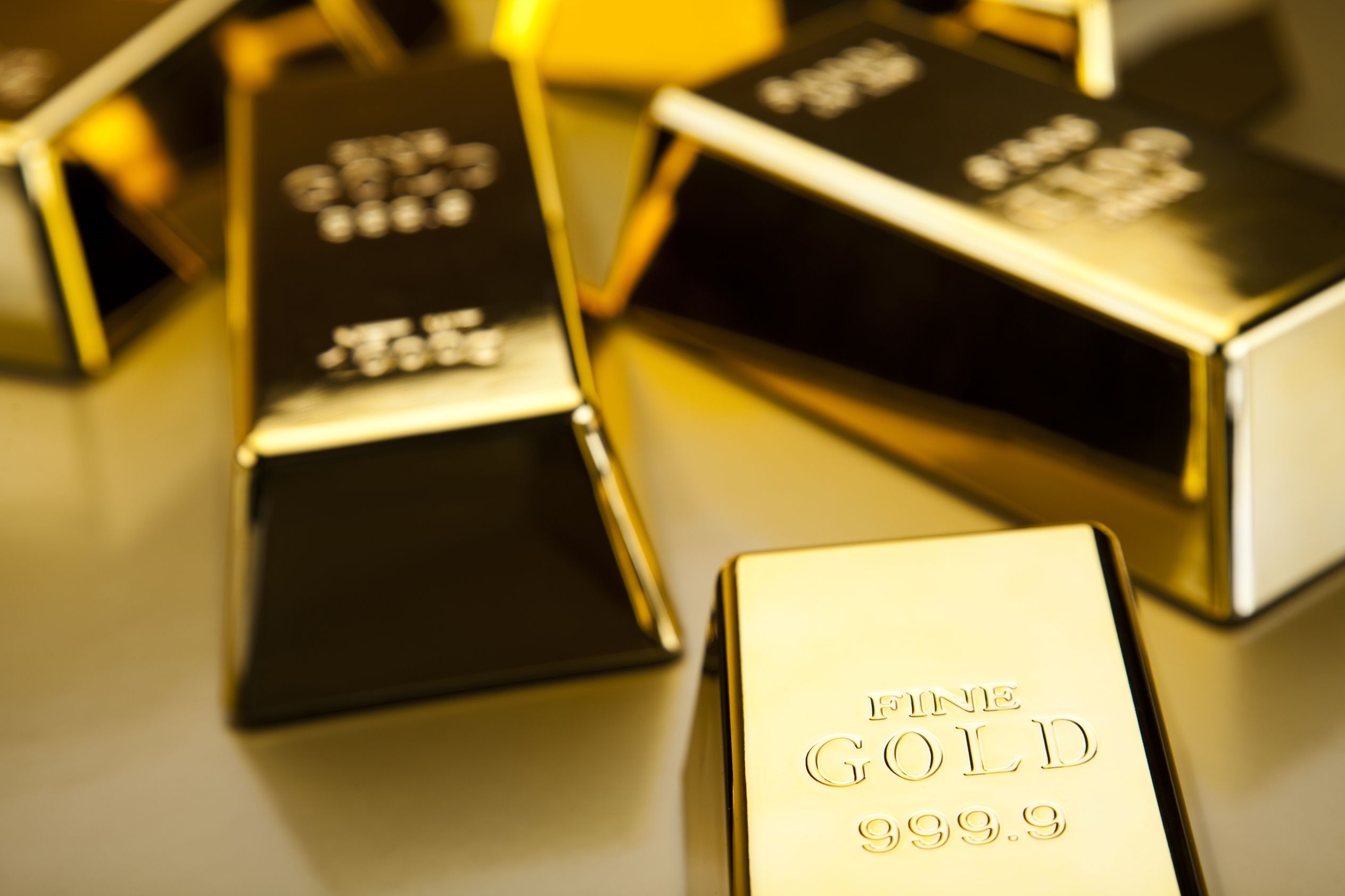 bullion gold metal ارتفاع طفيف في أسعار الذهب عالميا وسط توقعات بتخفيضات فائدة محدودة في 2025