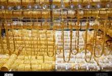 dubai gold souk market window with jewellery necklaces bracelets and luxury accessories 2ANKGNC مصر .. تراجع في أسعار الذهب في ختام التعاملات اليوم الثلاثاء 
