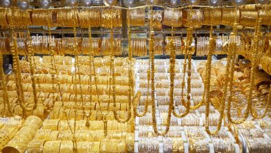 dubai gold souk market window with jewellery necklaces bracelets and luxury accessories 2ANKGNC استقرار نسبي في أسعار الذهب في مصر .. و " المعدن الأصفر " يتراجع عالميا