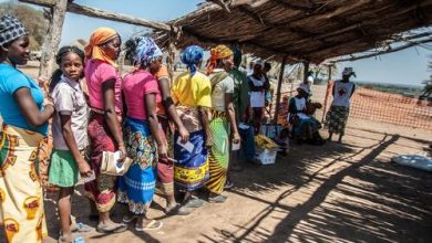 people gather for food distribution during mozambique drought 0 زامبيا تسعى للحصول على 400 مليون دولار إضافية من صندوق النقد الدولي لمواجهة الجفاف