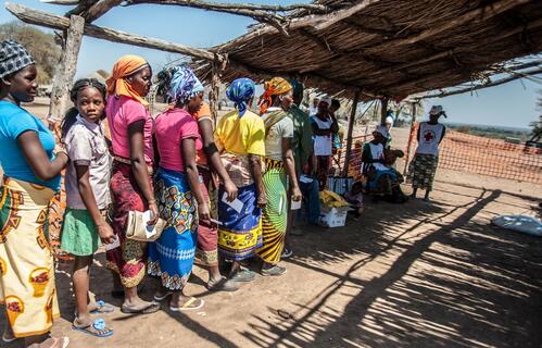 people gather for food distribution during mozambique drought 0 زامبيا تسعى للحصول على 400 مليون دولار إضافية من صندوق النقد الدولي لمواجهة الجفاف