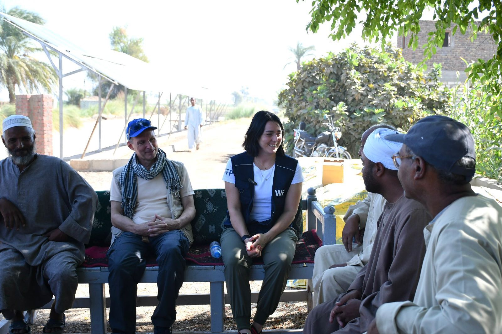 Ons and WFP Egypt Country Director with smallholder farmers نجمة التنس التونسية أنس جابر في مصر في أول مهمة ميدانية لها كسفيرة للنوايا الحسنة لبرنامج الأغذية العالمي ( صور ) 