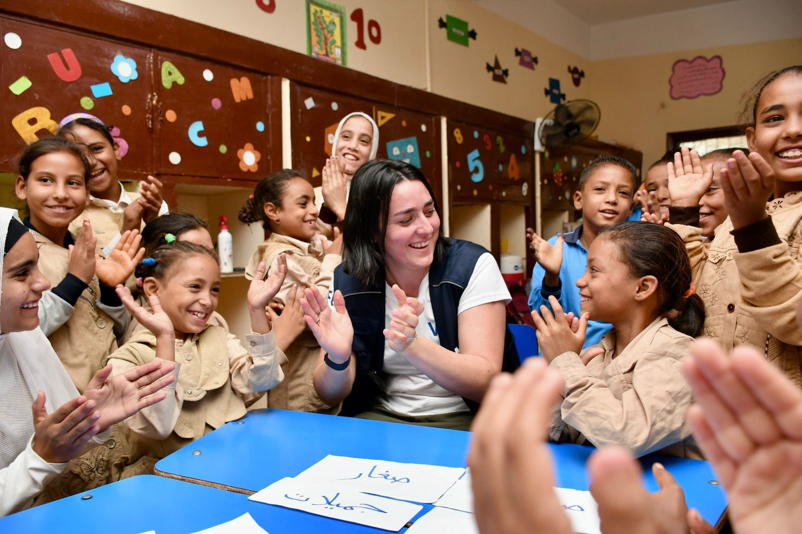 Ons checking schoolfeeding programme نجمة التنس التونسية أنس جابر في مصر في أول مهمة ميدانية لها كسفيرة للنوايا الحسنة لبرنامج الأغذية العالمي ( صور ) 