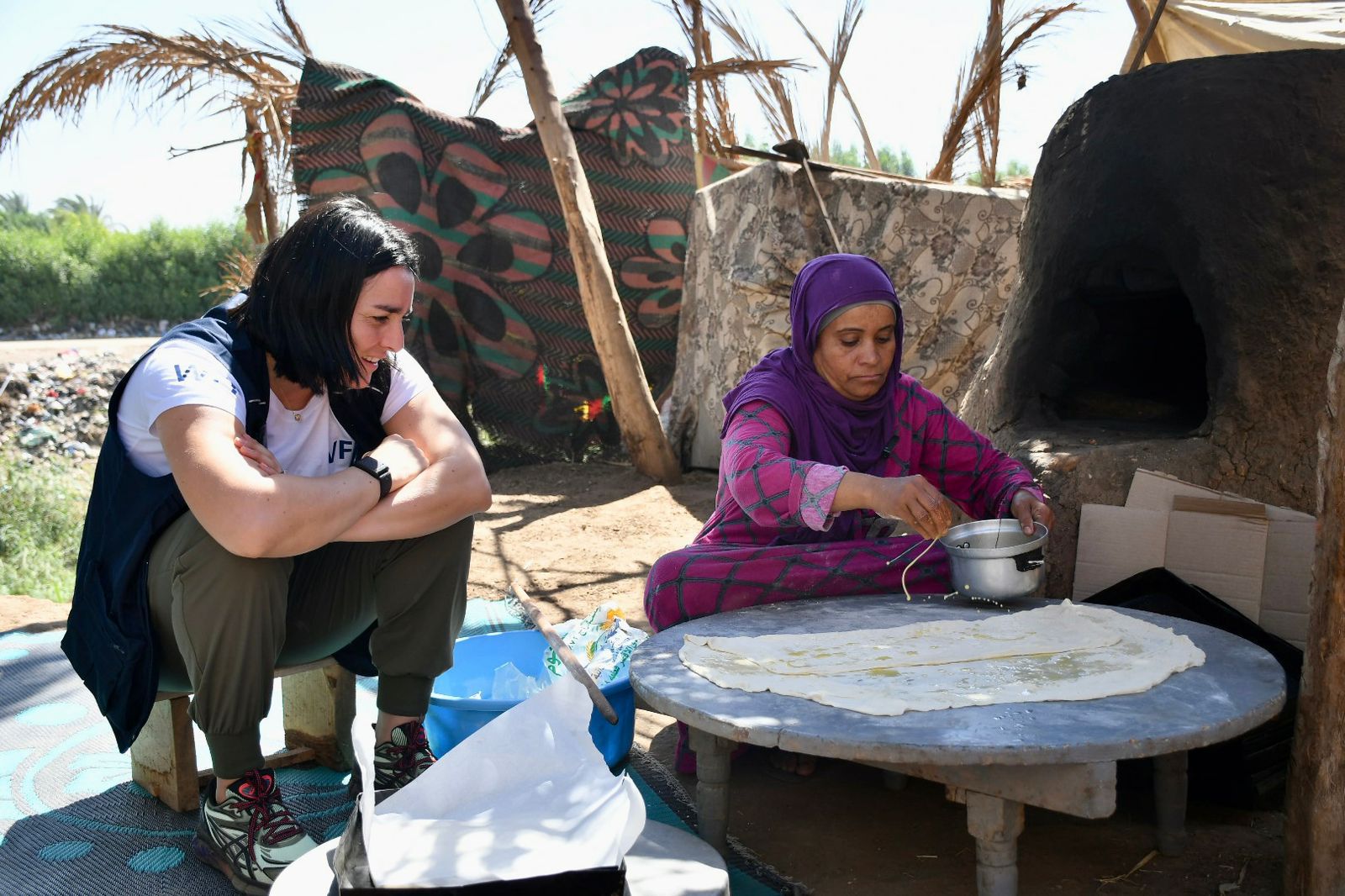 Ons with rural women نجمة التنس التونسية أنس جابر في مصر في أول مهمة ميدانية لها كسفيرة للنوايا الحسنة لبرنامج الأغذية العالمي ( صور ) 