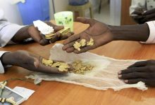 Gold workers wait for their raw gold to be weighed in a gold shop Reuters صادرات السودان من الذهب بلغت 1.5 مليار دولار في 10 أشهر 