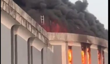 ليبيريا: إندلاع حريق في مبنى البرلمان وسط احتجاجات للمعارضة 3 IMG ٢٠٢٤١٢١٨ ٢٠٥٥٠٣ ليبيريا: إندلاع حريق في مبنى البرلمان وسط احتجاجات للمعارضة